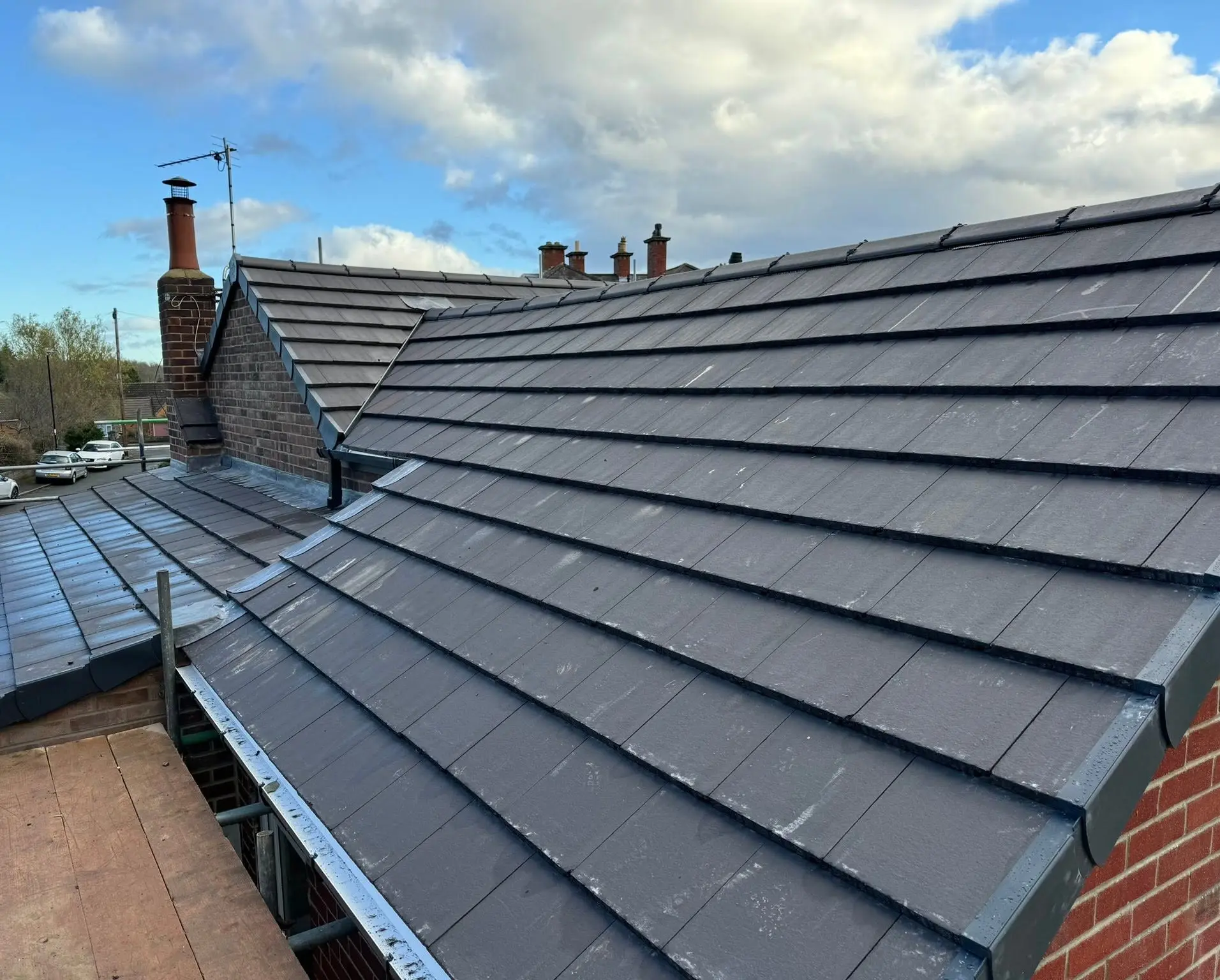 Roof after cleaning and coating — clean and uniform